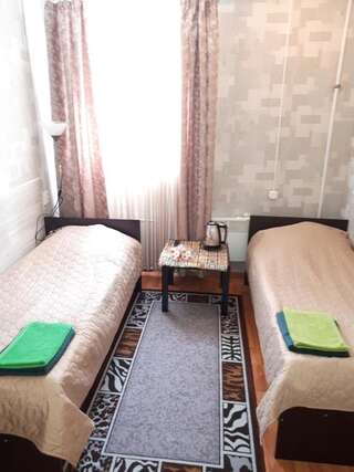 Хостел Стандарт Екатеринбург Двухместный номер с 2 отдельными кроватями и общей ванной комнатой-1